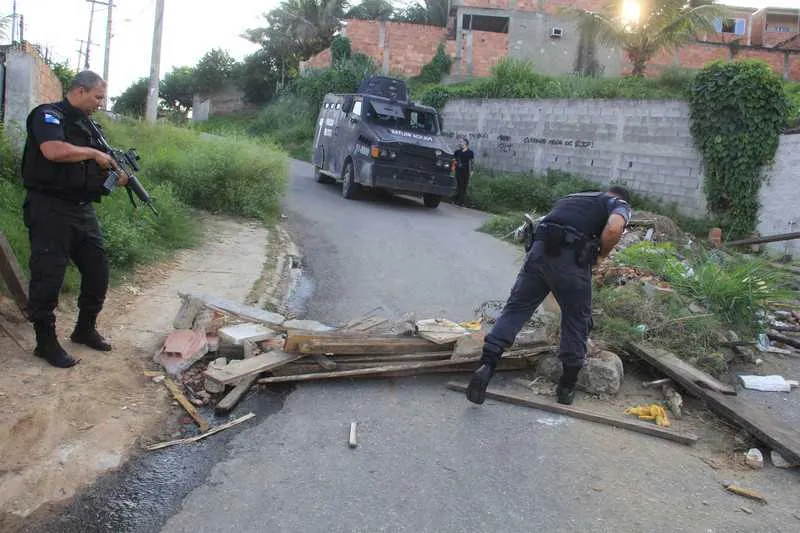 Policiais do 7ºBPM (SãoGonçalo) realizaram operação no Morro do Abacatão para checar denúncias