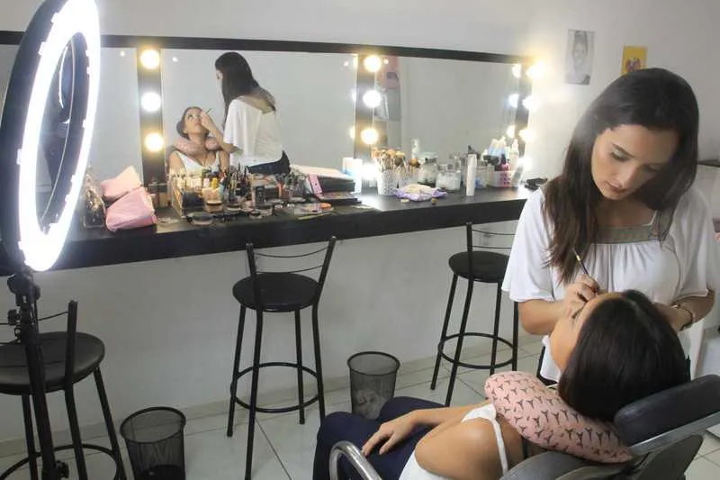Blogueira e maquiadora Amanda Albuquerque produz 'make' na modelo Dayane da Silva