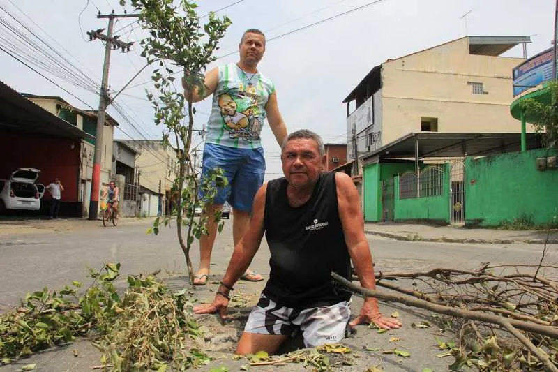  Moradores colocaram galhos de árvore para ‘sinalizar’ o buraco e evitar acidentes no local