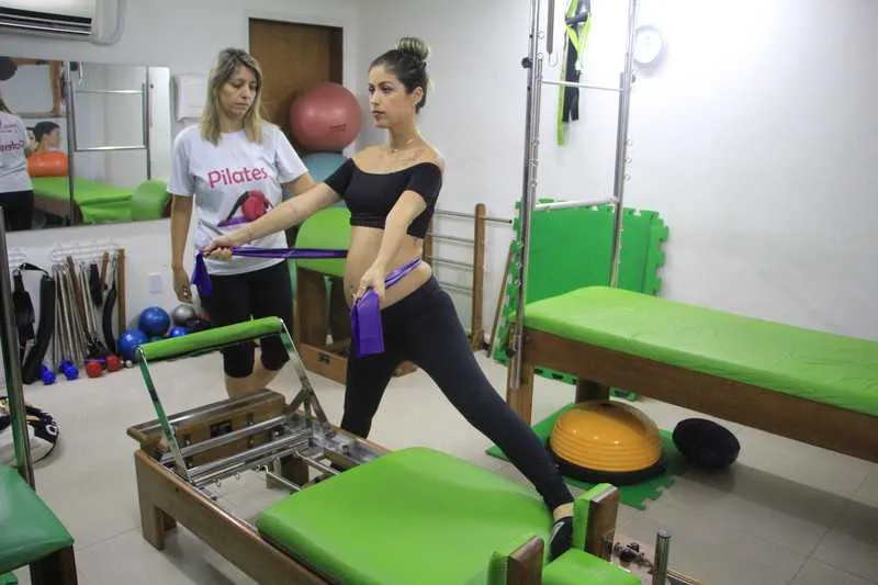 Gestante Gerlaine é orientada por fisioterapeuta Verônica Mouzer