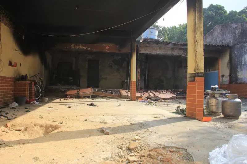 A construção ficou completamente destruída após explosão e chamas tomarem conta do local