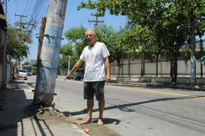 Enel colocou escora de madeira no poste danificado em acidente