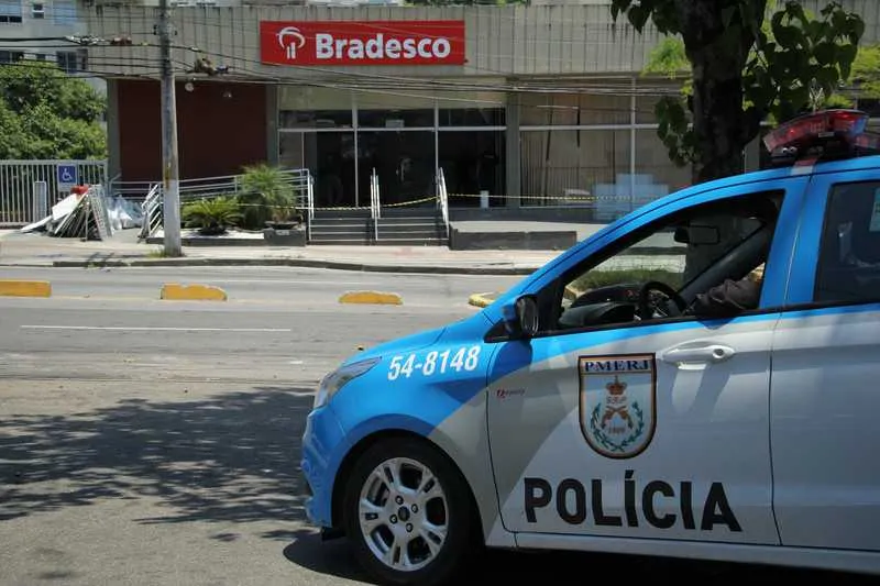 Criminosos explodiram uma agência do Banco Bradesco, na madrugada de ontem (21), em Niterói 
