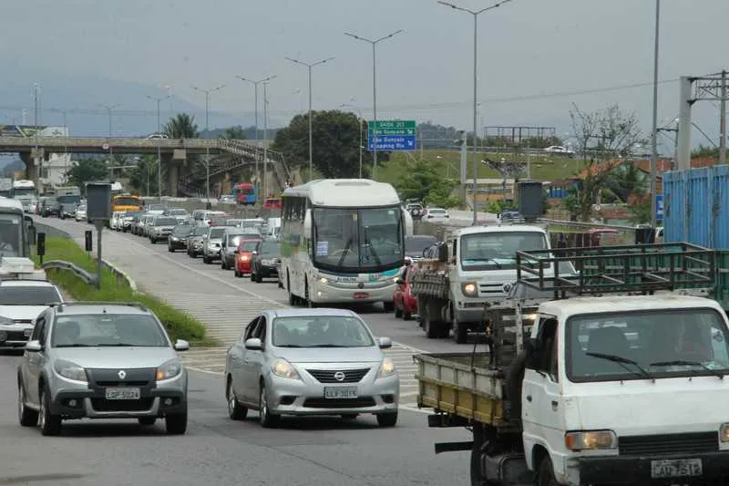 Trânsito na BR-101 trecho Niterói-Manilha 