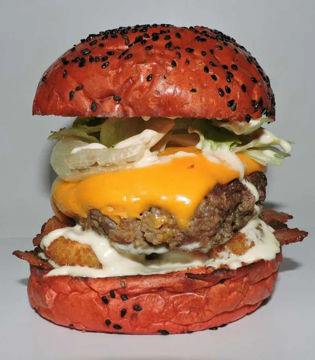 Não é por acaso que o nome da hamburgueria é ‘Carne e Pão’: o local oferece deliciosos hambúrgueres artesanais de carne suculenta e servida em pães coloridos. Com diversas opções, os sanduíches com nomes de bairros dos Estados Unidos são para todos os gostos. Vai do mais leve ao mais completo. Eu experimentei o ‘Brooklyn’, que tem pão de pimenta biquinho, 180 gramas de carne bovina, queijo cheddar, alface americana, bacon e anéis de cebola empanadas. A combinação da carne gigante temperada na medida certa e do bacon no ponto perfeito deixa o hambúrguer bem leve e muito saboroso. Para conhecer e experimentar veja detalhes em facebook.com/carneepao.
