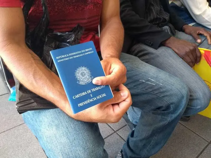 Há 50 vagas para operador de caixa com carteira assinada