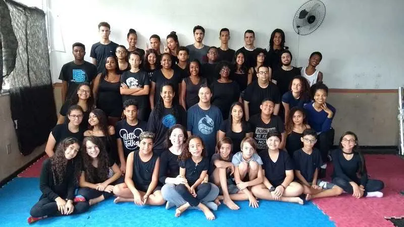 Grupo teatral tem direção de Carol Araújo e se apresenta em Neves