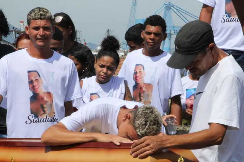  Durante a cerimônia fúnebre, amigos e familiares de Thawan usaram camisas com mensagens de luto e a fotografia dele. Sepultamento foi no Cemitério do Maruí