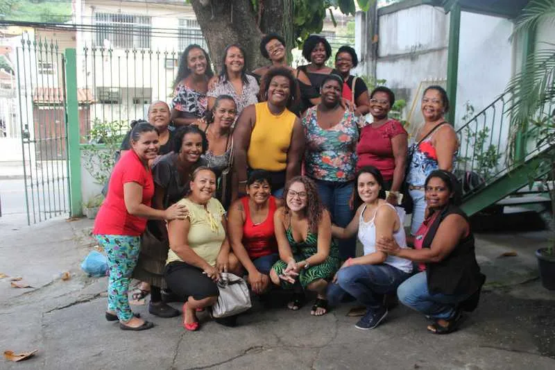 Grupo de educadoras e pedagogas sociais trabalha em projeto de extensão para jovens na região