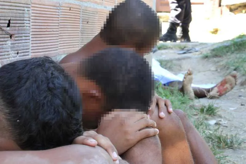 Três adolescentes foram apreendidos na comunidade