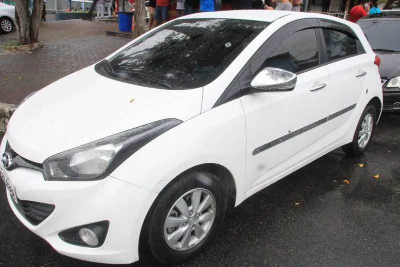 Carro - um HB20 - foi levado por populares com o motorista para o Pronto Socorro Central