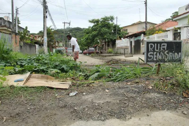 Auxiliar geral Adilson Alves tenta manter a limpeza do local