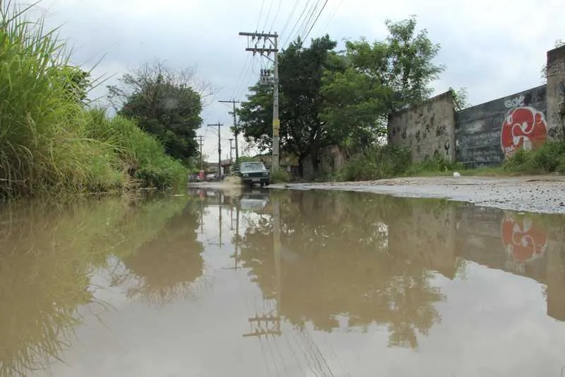  Sempre que chove mais forte, uma ‘lagoa’ se forma no local