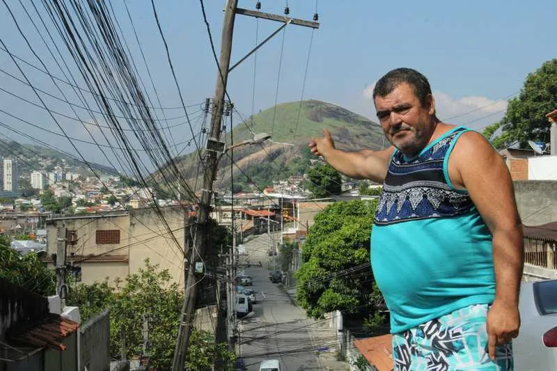 Taxista Roberto Mendonça contabilizou prejuízos e também teme queda de poste de energia
