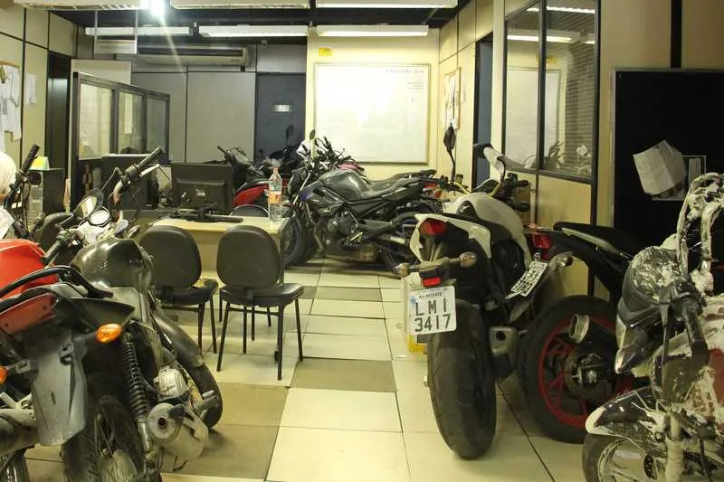 De acordo com policiais da 74ªDP (Alcântara) eles foram obrigados a colocar as motocicletas recuperadas no interior da delegacia para evitar que tivessem peças roubadas