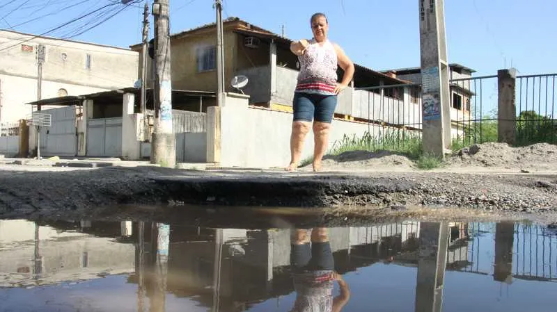Jogo de ‘empurra’ entre Prefeitura e Cedae atrasa reparo em rua do bairro Raul Veiga e deixa moradores e comerciantes sem respostas sobre solução