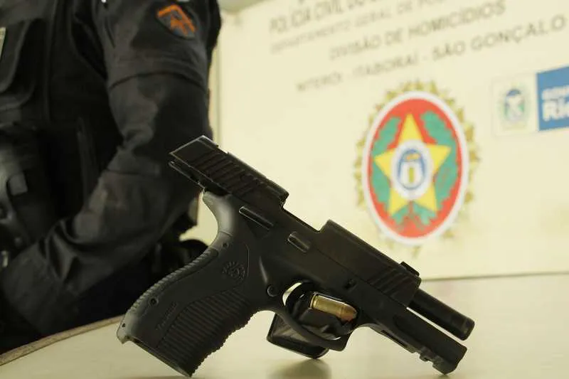 Com acusado, polícia apreendeu uma pistola municiada  