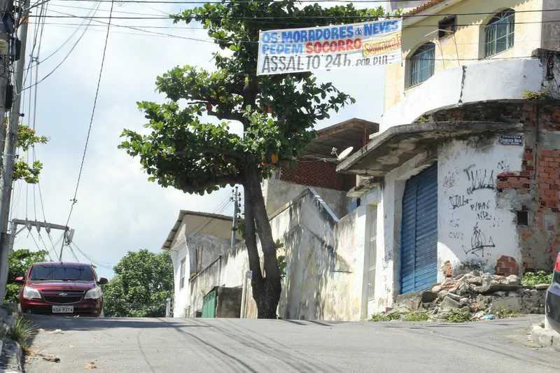 Moradores penduraram a faixa denunciando insegurança no bairro