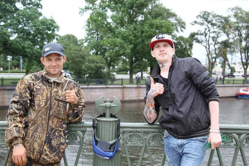 Aleksey, à esquerda, chega a faturar 90 mil rublos por mês de ‘pescaria’, ou seja, quase 10 salários russos