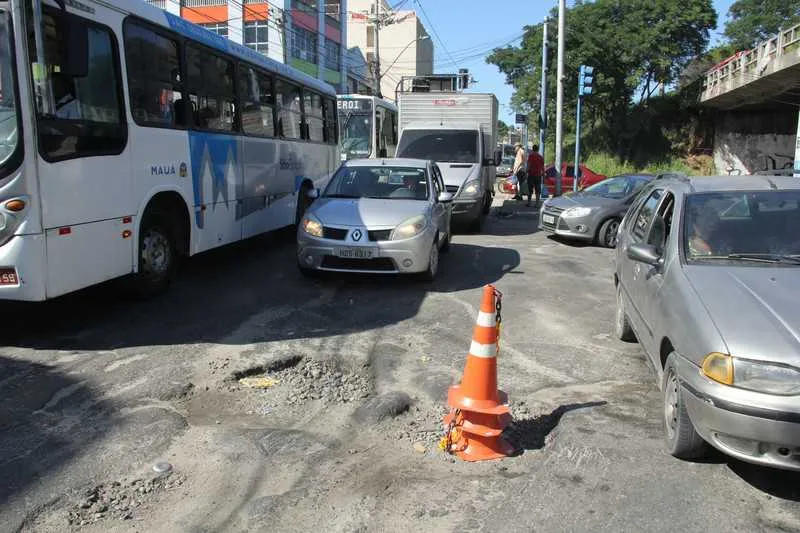 Um cone é usado para sinalizar o buraco