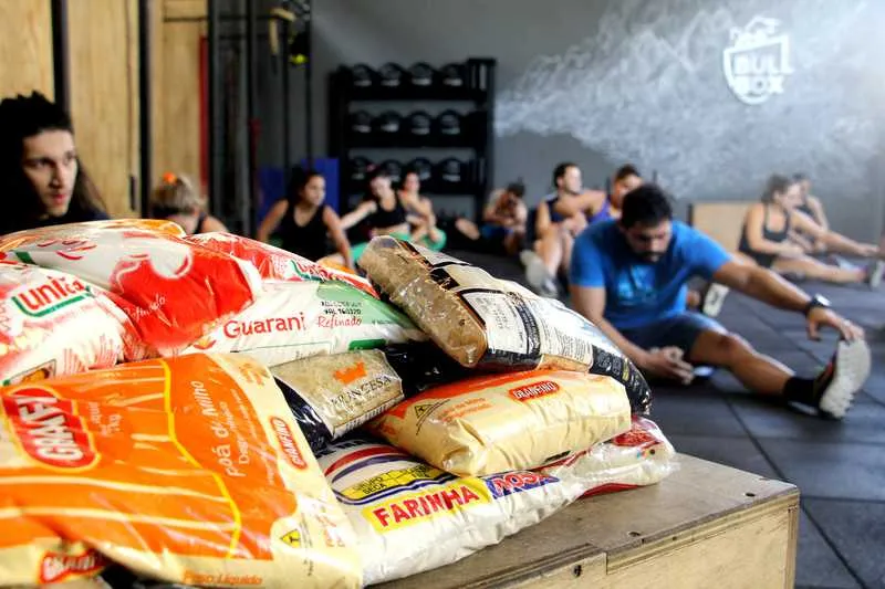 Grupo está usando mês de abril para arrecadar alimentos não perecíveis