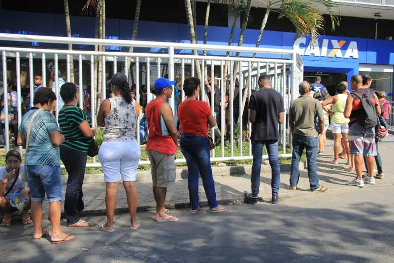 Tem direito ao abono trabalhadores com carteira assinada e ganham até dois salários mínimos