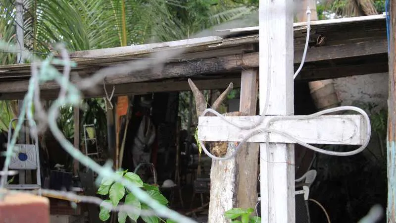 O corpo do pai de santo foi localizado dentro de um sofá, local escolhido por matador para esconder o corpo da vítima no residência
