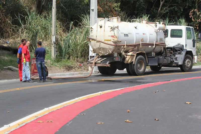 Para amenizar o problema, a Prefeitura de Maricá realiza trabalho diário de sucção das redes