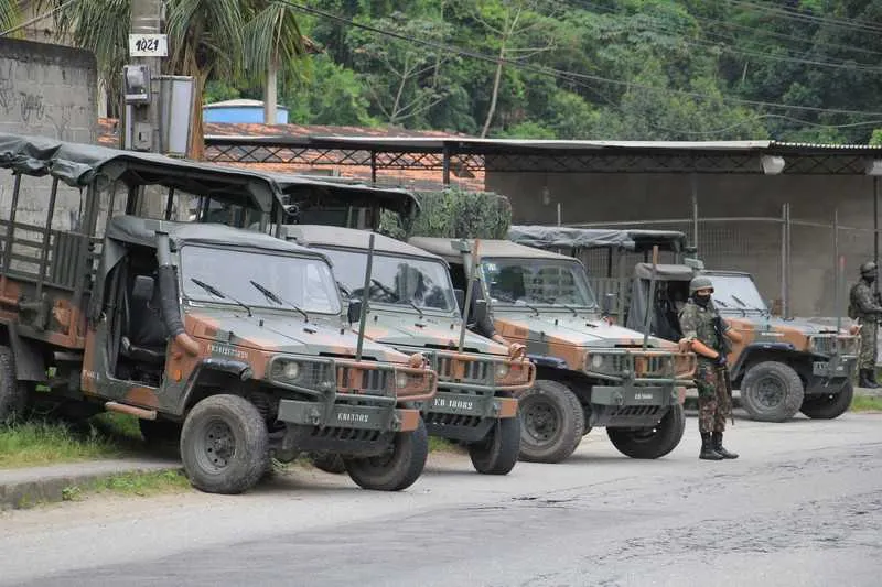 As equipes do Exército estão reforçando o patrulhamento no local para tentar neutralizar o conflito entre traficantes de facções rivais