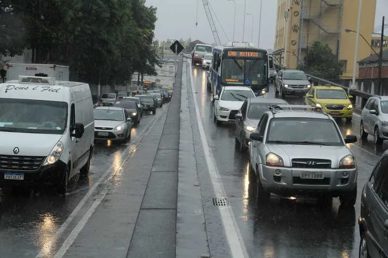  Descida da ponte Rio-Niterói tem congestionamentos diários e há falta de ações da Guarda