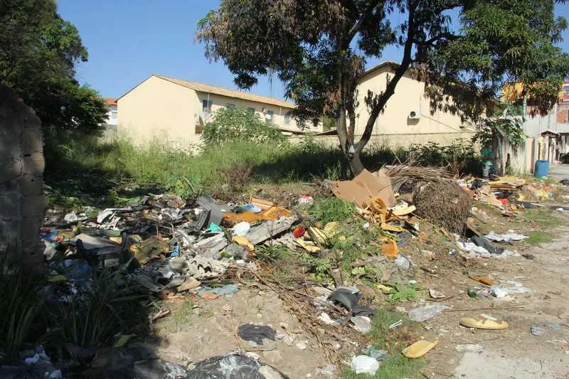 Imagem ilustrativa da imagem Terreno se torna um lixão no Laranjal, em São Gonçalo