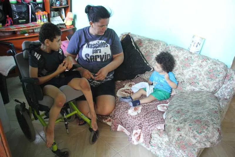 Cláudia Nascimento e os filhos  de dois e 10 anos precisam de ajuda para compra de leite especial
