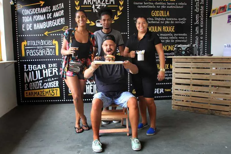  Julio e Jessica inauguraram hamburgueria, no Barro Vermelho, com ajuda de três amigos
