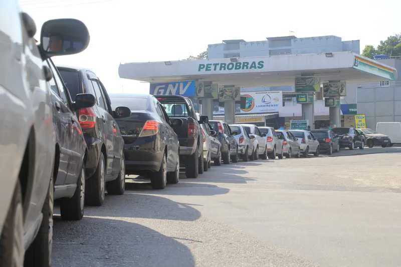 Postos de combustíveis de várias cidades tiveram filas de veículos durante a manhã de ontem