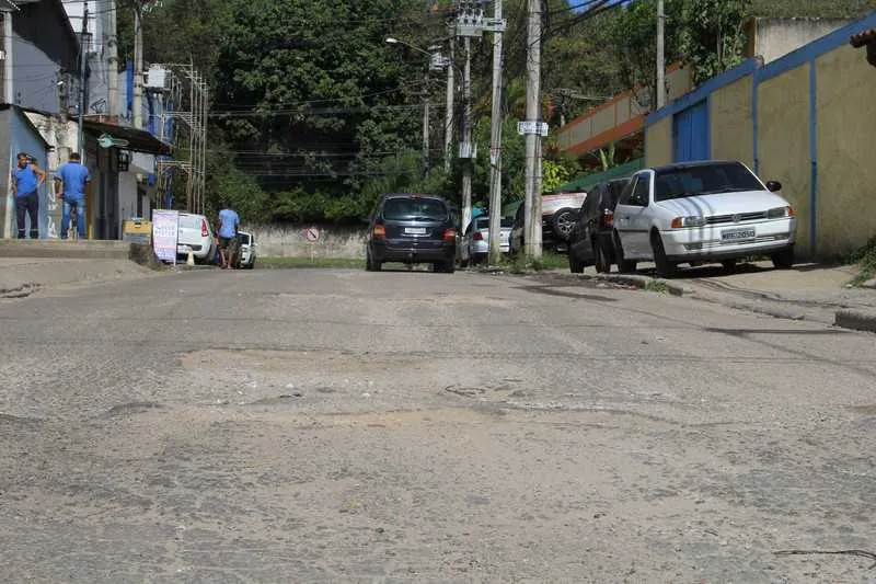 Entre os problemas, muitos buracos ao longo da via 