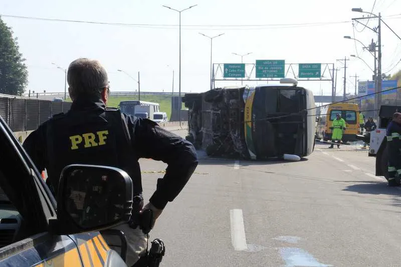 Durante a retirada do veículo, o trânsito ficou congestionado na rodovia, até à Ponte Rio-Niterói
