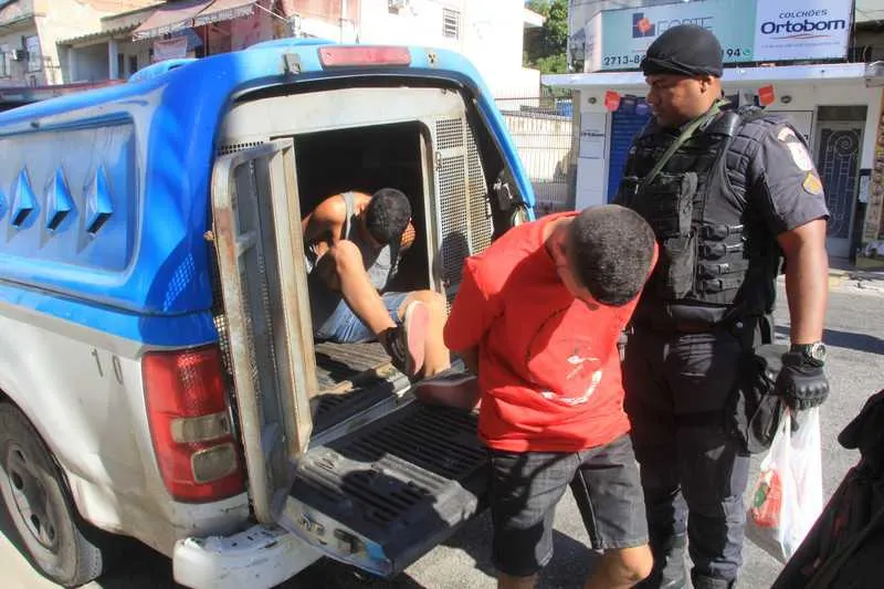 Os dois homens foram reconhecidos pelas vítimas na delegacia 