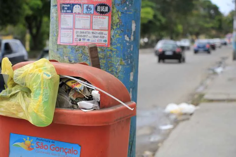 A sujeira é vísivel em vários pontos da cidade, com lixeiras lotadas e lixo espalhado no chão
