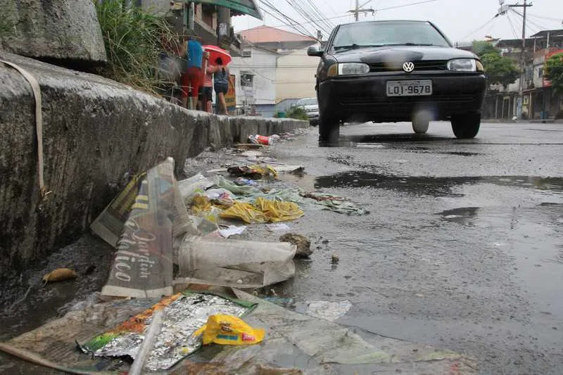 O lixo se acumula nas papeleiras e se espalha nas calçadas