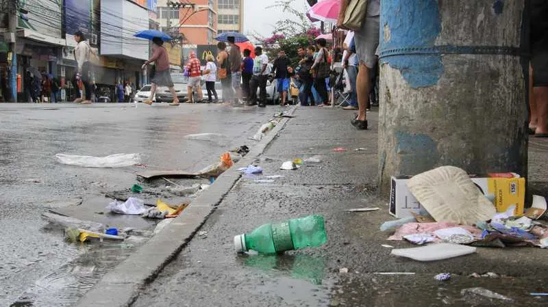 É visível a sujeira em ruas da grande circulação da cidade, como na Feliciano Sodré, no Centro