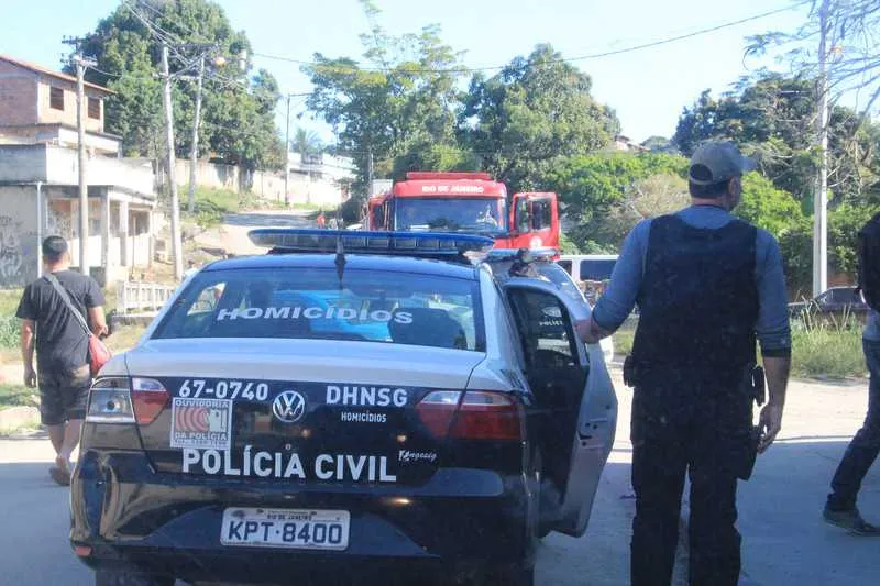 >> Bombeiros foram acionados para retirar o corpo de dentro do rio