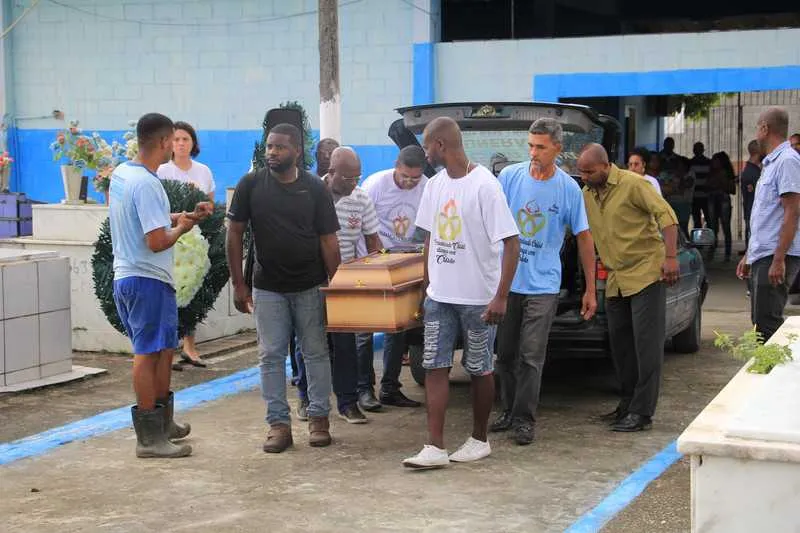 Parentes e amigos de Roberto Silva fizeram seu sepultamento no Cemitério de Pacheco, em SG