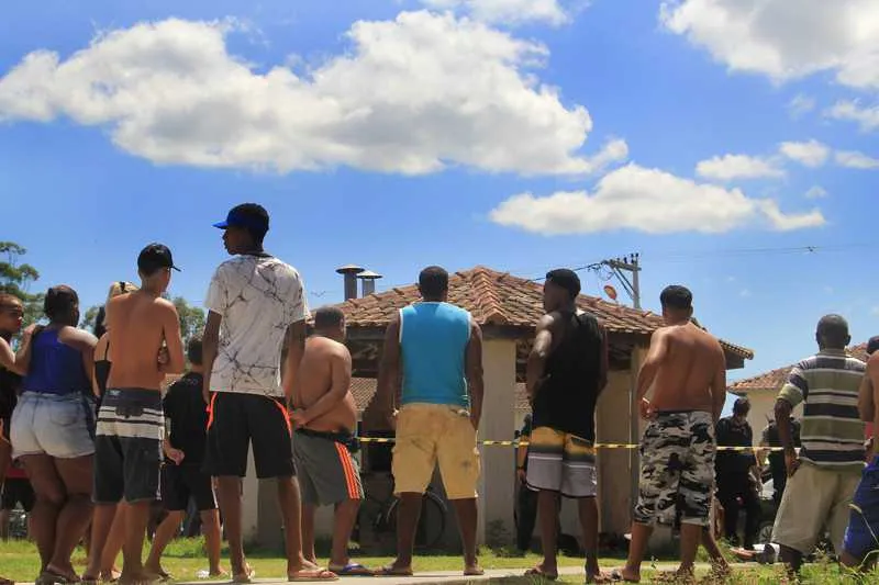As cinco vítimas estavam na área de convivência do Condomínio Carlos Marighella, em Itaipuaçu