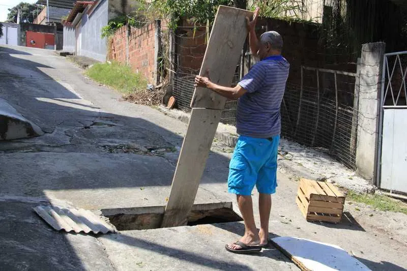 Antonio Luiz Teixeira ficou com um buraco em frente a sua garagem e não tem como usá-la