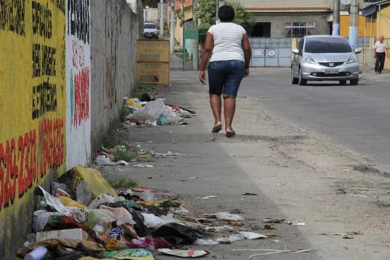 Para tentar amenizar a falta dos serviços, moradores varrem as ruas e colocam fogo nos detritos