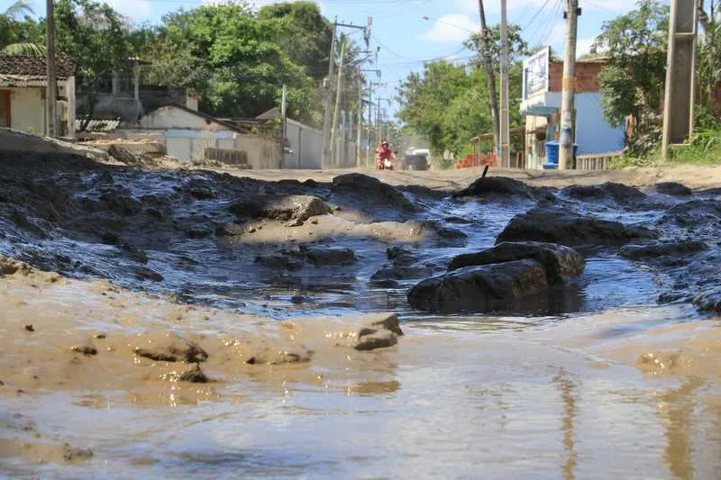 Moradores da rua contam que foi passada apenas uma camada de asfalto e de má qualidade