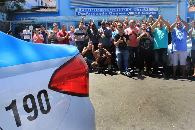 Amigos do motorista fizeram manifestação em frente ao Pronto Socorro de São Gonçalo, onde Wallacy está internado