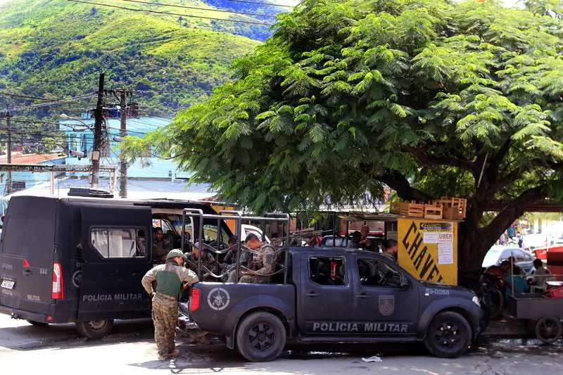 Apoiados por tropas de elite da PM, os policiais ocuparam diferentes comunidades ontem em SG 