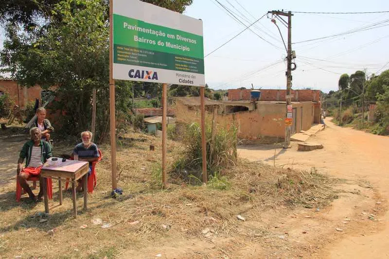 Pela placa, o serviço deveria ter começado em junho, com conclusão previsto para outubro