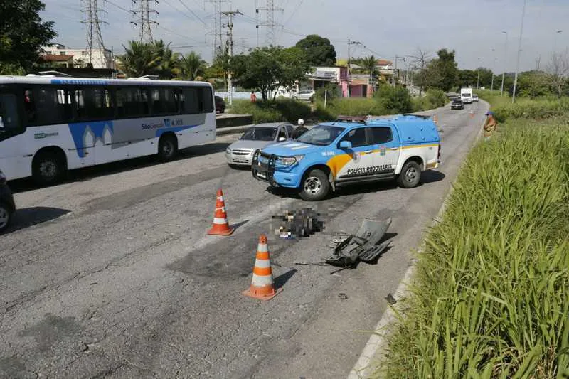 Idosa morre atropelada na RJ-104 na altura do Laranjal